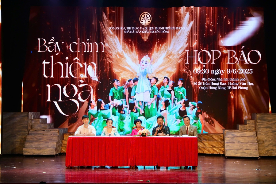 Ekip thực hiện chương trình tại buổi họp báo.