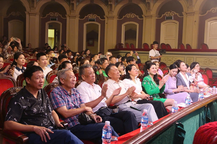 Tại sự kiện, rất nhiều doanh nghiệp, tổ chức, trường học và các cá nhân đã tham gia ủng hộ chương trình bằng mua vé các đêm diễn, phát tặng cho các em thiếu nhi và học sinh của mình.