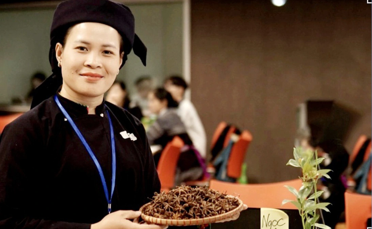 Chị Hoàng Bích Ngọc, Giám đốc HTX Nà Pái giới thiệu sản phẩm.