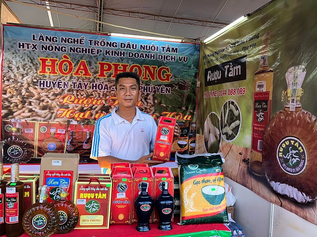 Rượu tằm Hòa Phong đã nhận giải thưởng Mai An Tiêm 2024 do Liên minh HTX Việt Nam vinh danh.