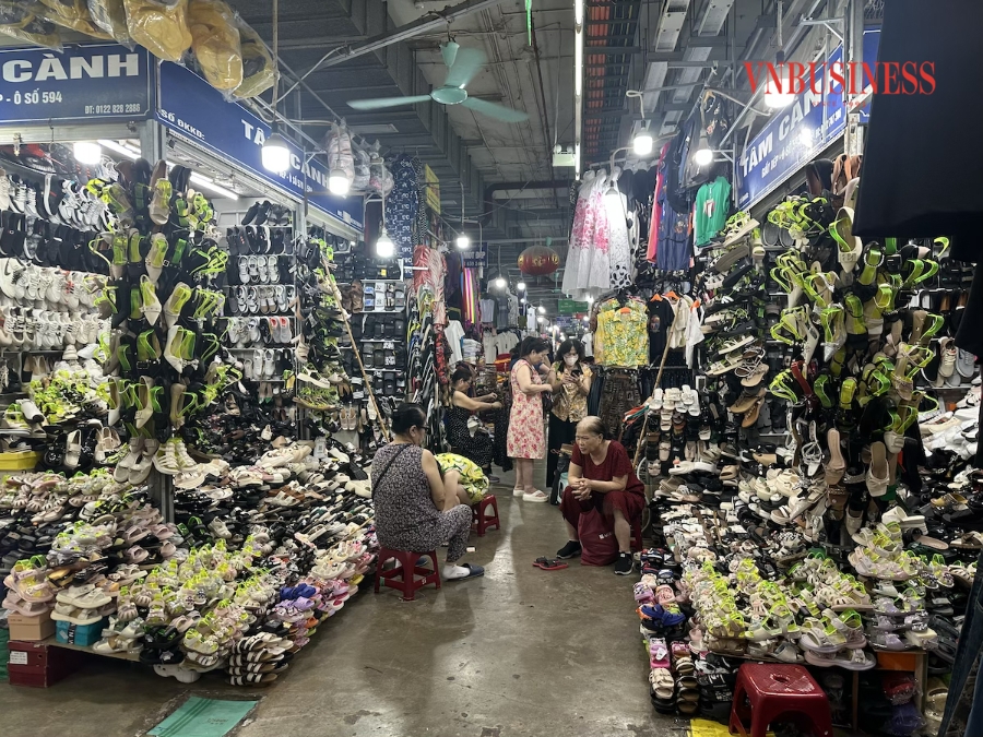 Không tí tiểu thương tỏ ra lúng túng, loay hoay trước chính sách thuế mới.