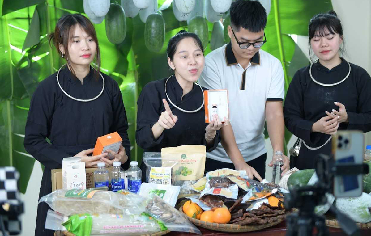 Đồng bào dân tộc thiểu số miền núi tỉnh Bắc Kạn không còn ngại lên sàn thương mại điện tử.