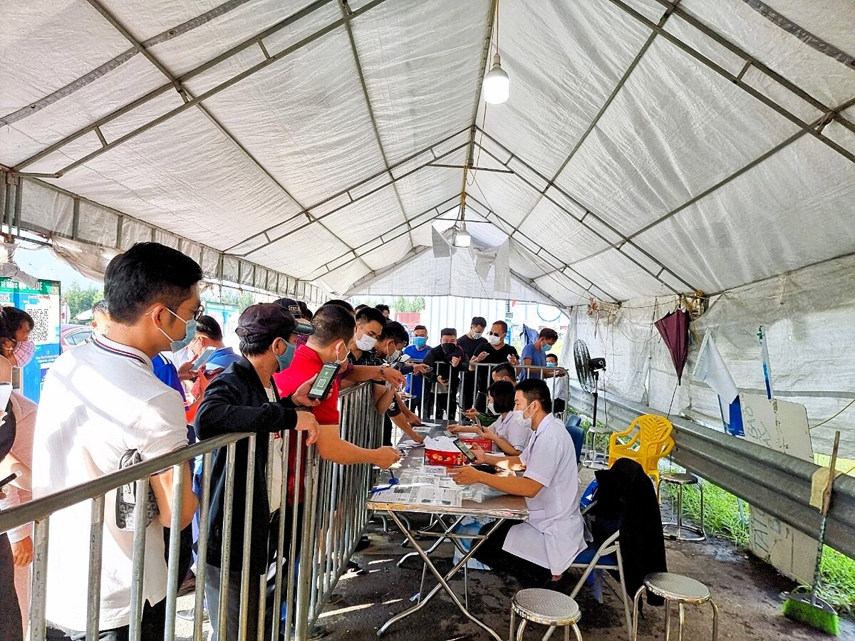 Những ngày tác nghiệp trong dịch Covid-19 của phóng viên tại các điểm cửa ngõ kiểm soát dịch gắt gao.