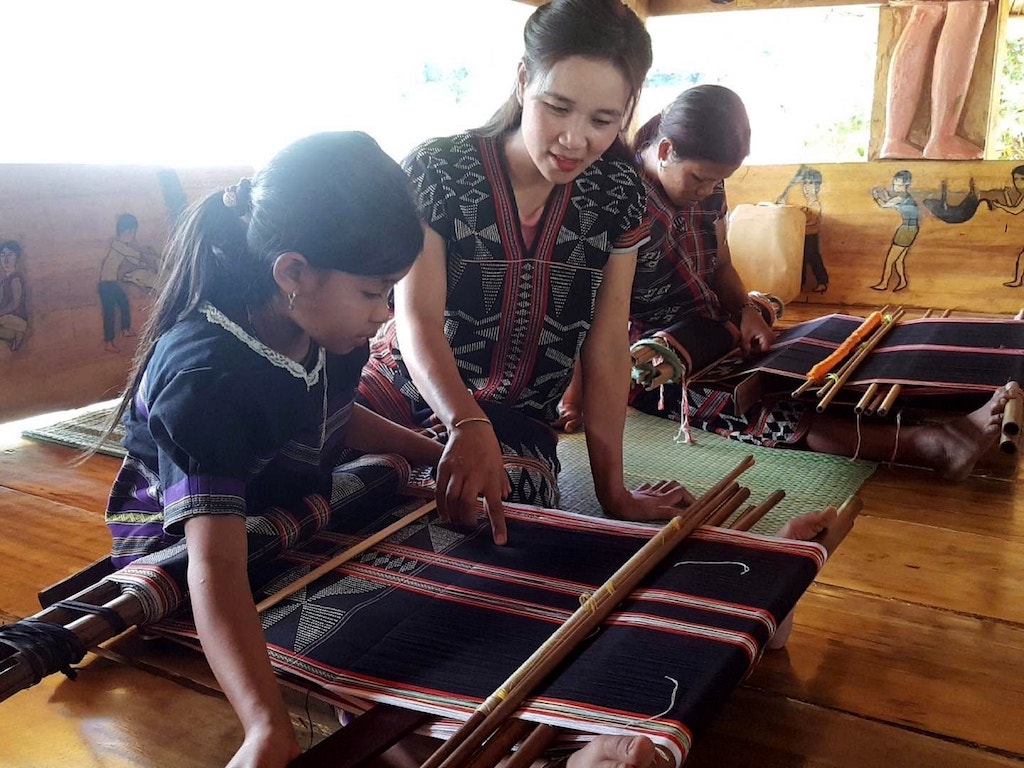 Huyện Tây Giang đang có nhiều mô hình nghề truyền thống nhằm tạo sinh kế cho phụ nữ dân tộc thiểu số ở địa phương.