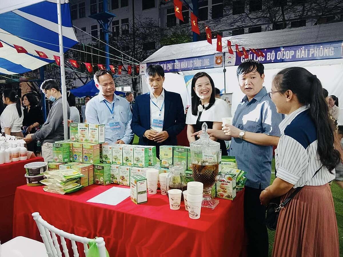 Các sản phẩm của HTX Chế biến nông sản Lụa Vy được giới thiệu tại hội chợ để mở rộng thị trường tiêu thụ.