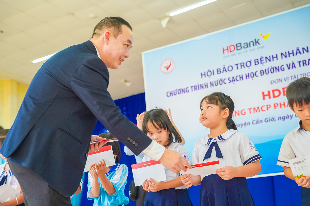 Đại diện HDBank trao tặng học bổng cho các em học sinh tại huyện Cần Giờ,