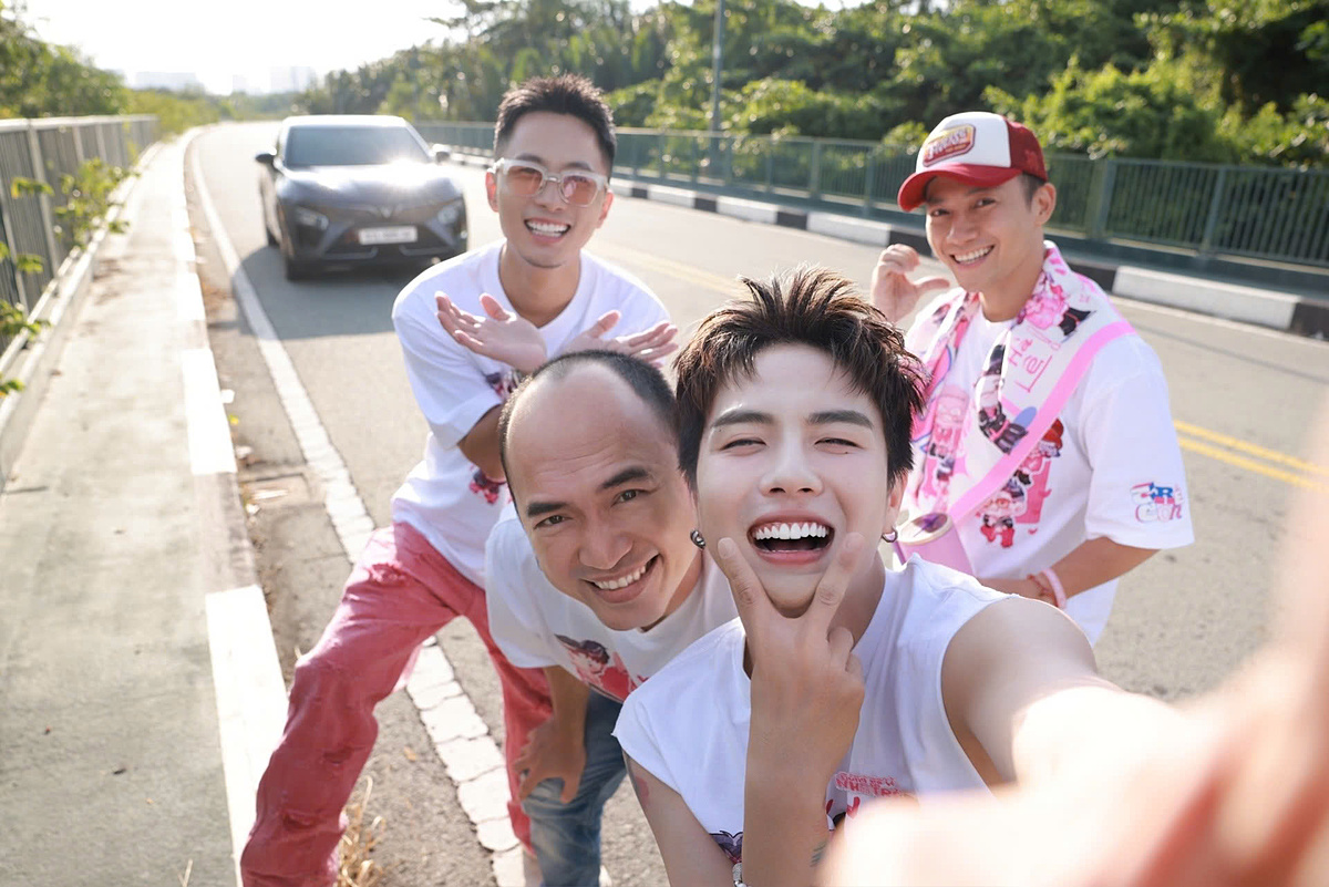 VinFast VF 7 tiếp tục là người đồng hành đáng tin cậy cùng Duy Khánh trong tập 4 của chương trình “Trong xe có sao – Caraoke”.