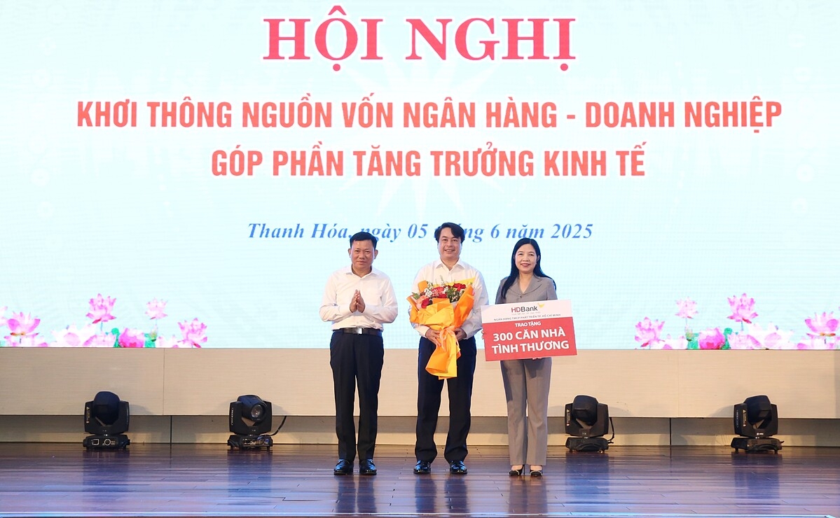 Ông Nguyễn Văn Hảo, Phó Tổng Giám đốc HDBank, trao tặng kinh phí xây dựng 300 căn nhà tình thương cho các hộ khó khăn tại tỉnh Thanh Hoá.