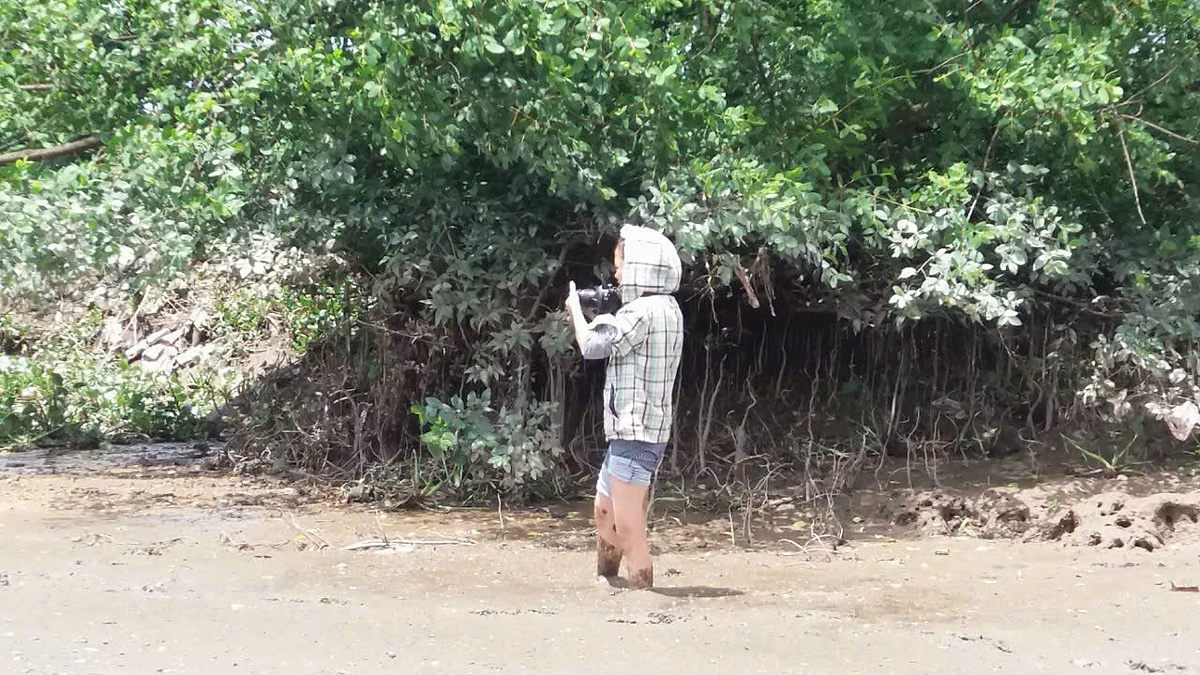 Phóng viên Thanh Vân tác nghiệp tại hiện trường.