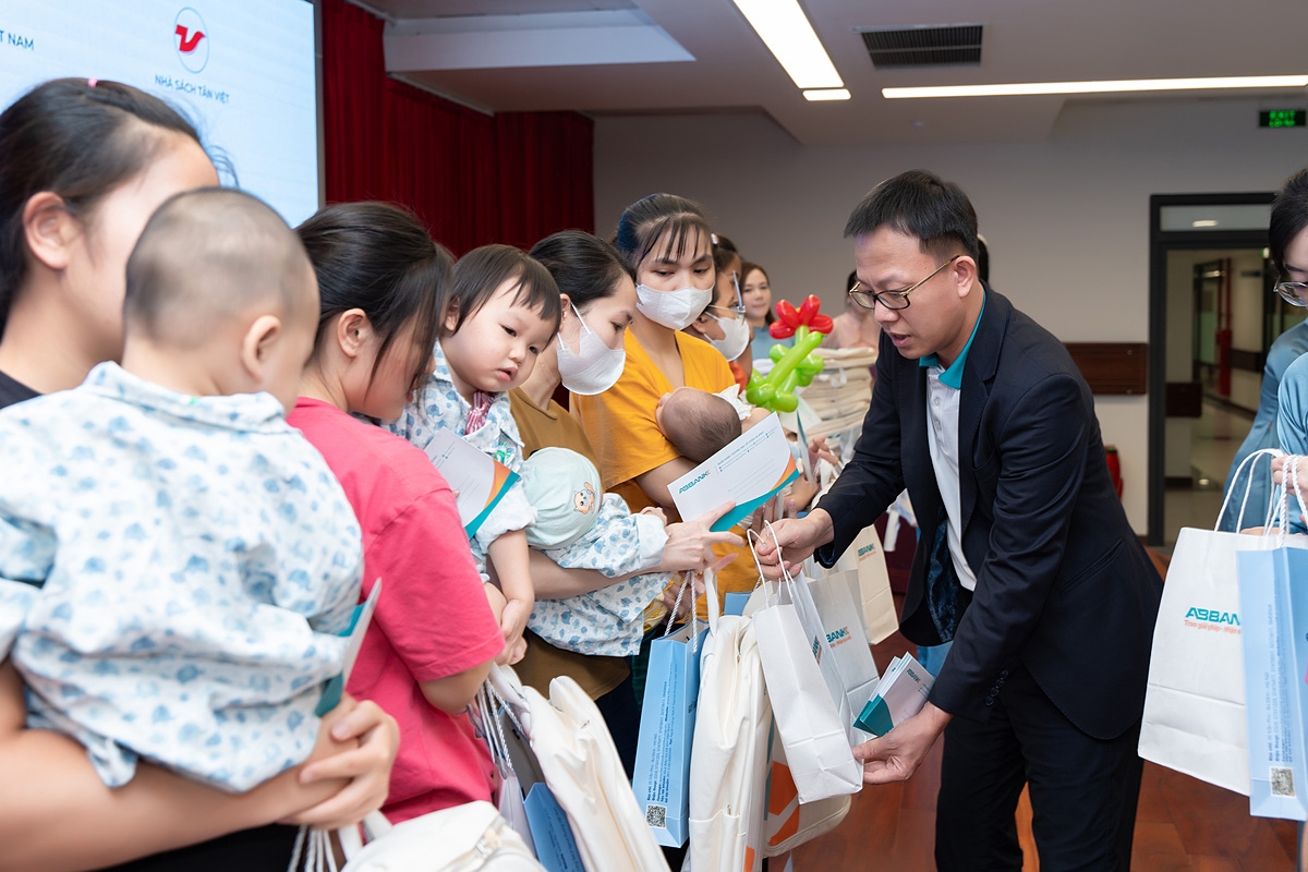 Đại diện ABBANK trao quà và thăm hỏi, trò chuyện, vui chơi cùng các bệnh nhi tại Bệnh viện Nhi Hà Nội.