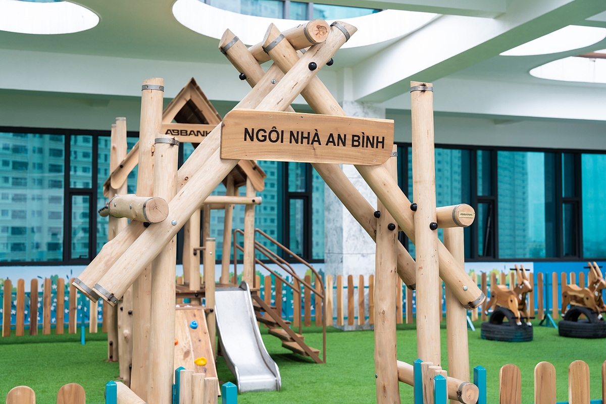 Không gian vui chơi “Ngôi nhà An Bình” rộng 200m² được thiết kế với chất liệu an toàn, thân thiện, trang trí bằng tranh tường sinh động hứa hẹn còn mang giá trị tinh thần to lớn, góp phần giúp các bệnh nhi có thêm niềm vui, giảm bớt căng thẳng trong quá trình điều trị