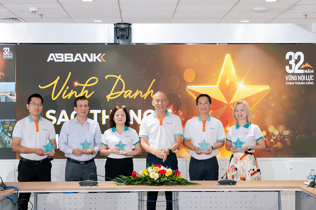 ABBANK vinh danh những CBNV có thành tích tốt và có quá trình cống hiến liên tục từ 5 năm trở lên trong chương trình “Sao Tháng 5”