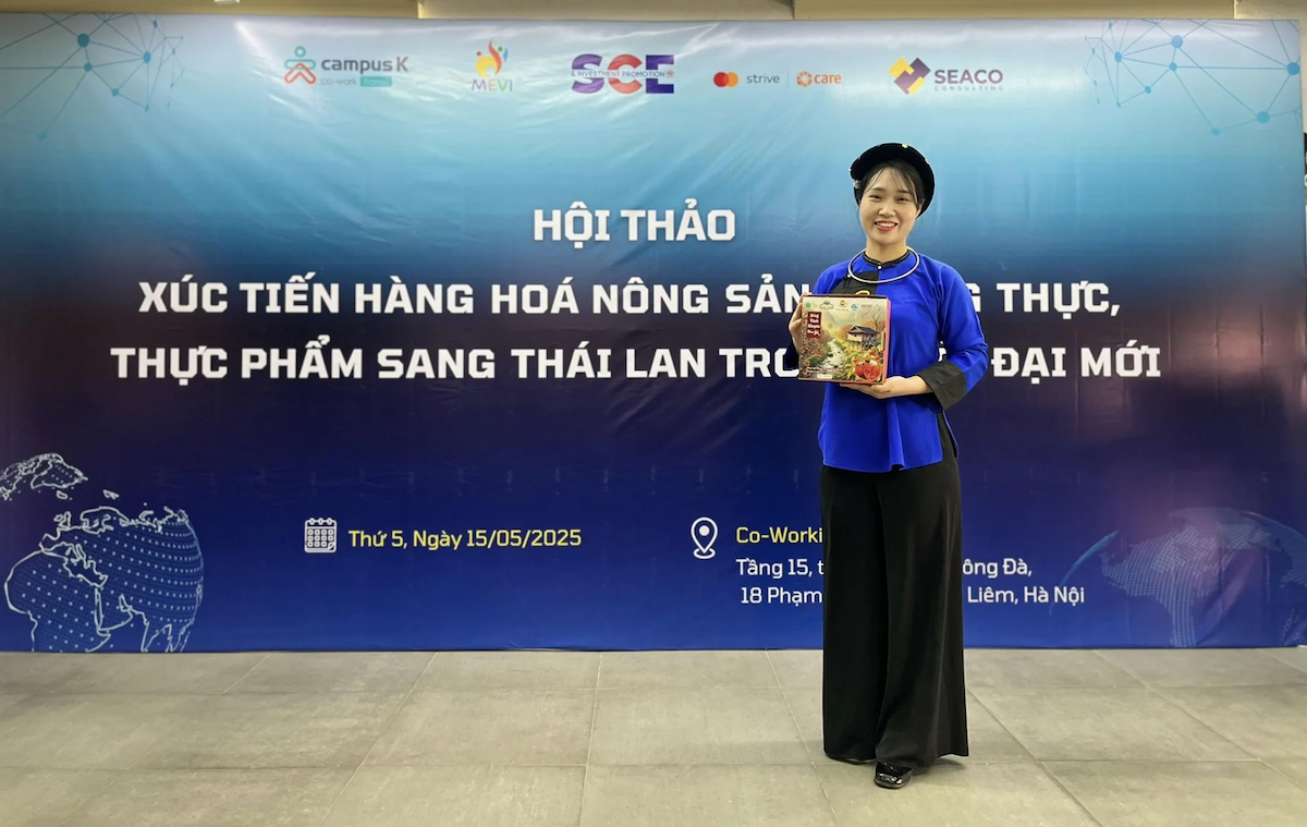 Chị Vương Thị Thương, Giám đốc HTX Nông sản Toàn Thương giới thiệu sản phẩm hồng treo gió tại Hội thảo xúc tiến hàng hoá nông sản, lương thực, thực phẩm sang Thái Lan mới đây.