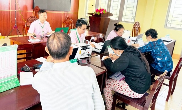 Nhiều hộ nghèo tích cực thay đổi phương thức đầu tư sản xuất để vươn lên thành hộ khá nhờ tín dụng chính sách.