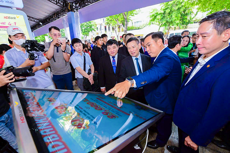Phó Thủ tướng Chính phủ Hồ Đức Phớc cùng đoàn đại biểu cấp cao thăm không gian giới thiệu các giải pháp tài chính số của HDBank tại sự kiện.