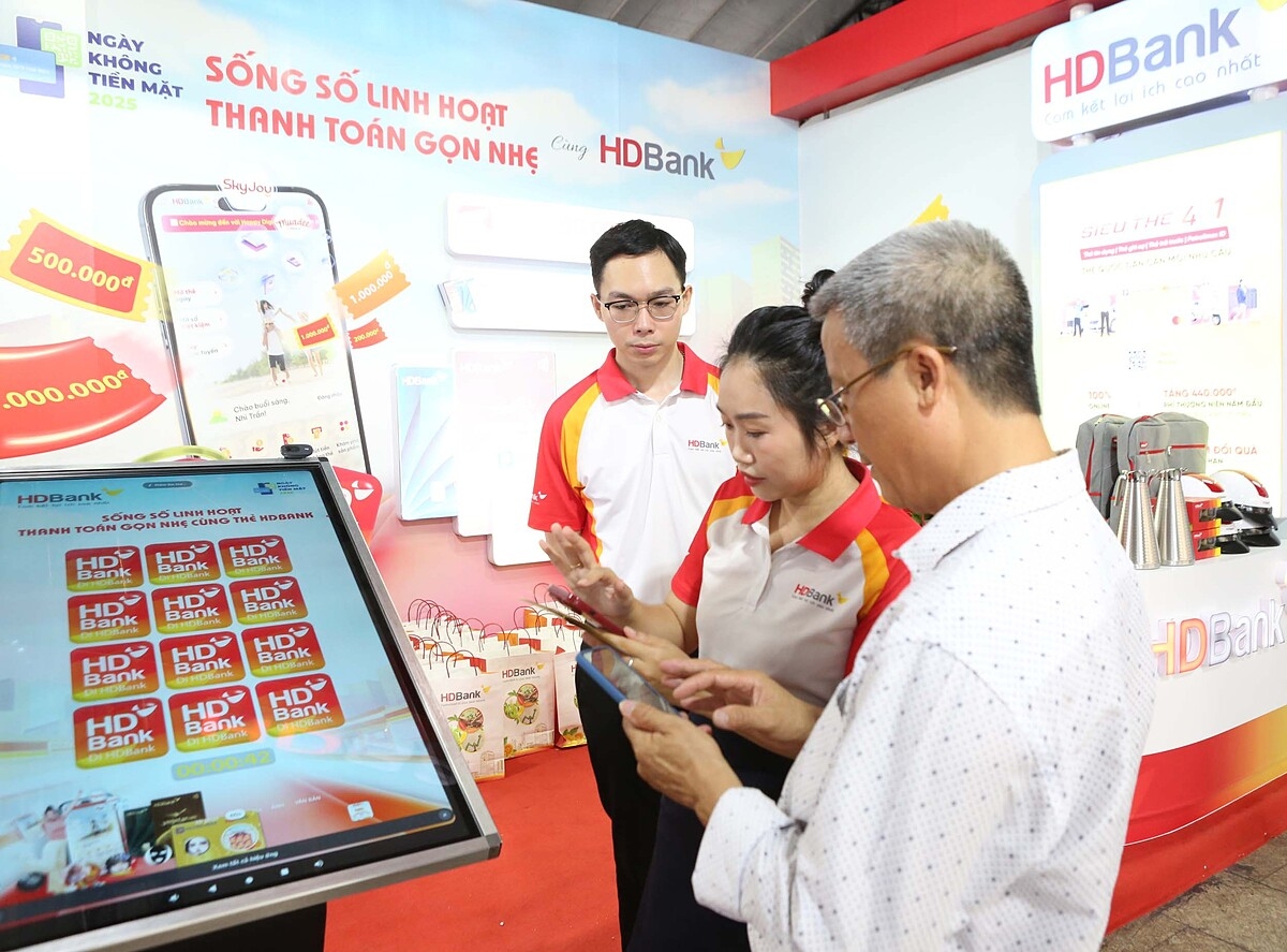Khách tham quan trải nghiệm dịch vụ thanh toán số tại gian hàng của HDBank.
