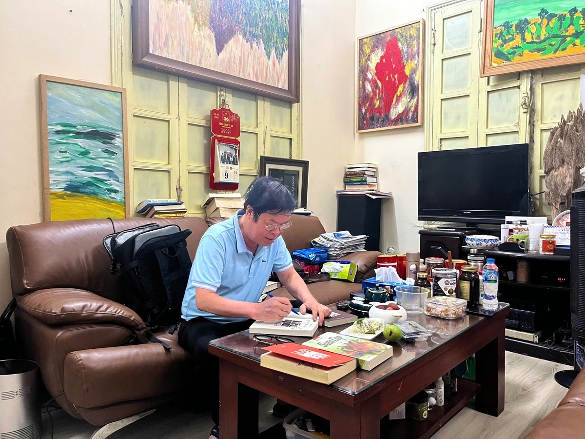 Người lính vẫn cặm cụi cày cuốc trên cánh đồng chữ.