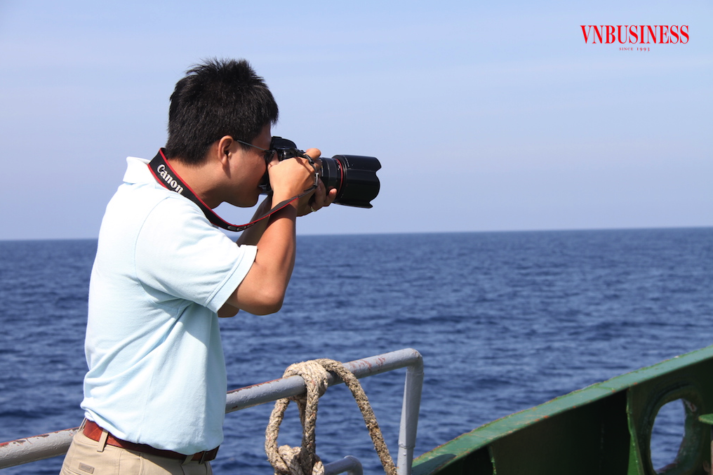 Phóng viên Thế Vinh, Tạp chí Kinh doanh &lpar;VnBusiness&rpar; trong một chuyến tác nghiệp trên vùng Biển Đông.