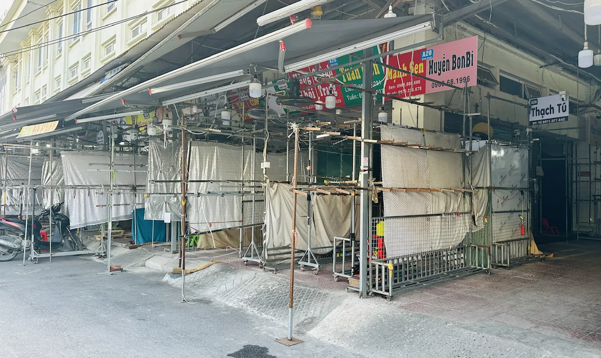 Nhiều hộ kinh doanh tại chợ Ninh Hiệp &lpar;Hà Nội&rpar; đóng cửa vào thời gian cơ quan chức năng kiểm tra.