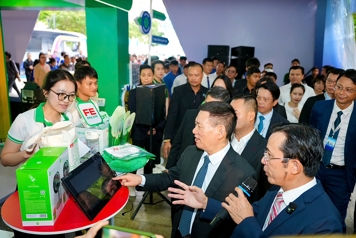 Phó Thủ tướng Hồ Đức Phớc &lpar;thứ 2 từ phải qua&rpar; tham quan gian hàng FE CREDIT trong khuôn khổ VPBank Cashless City.