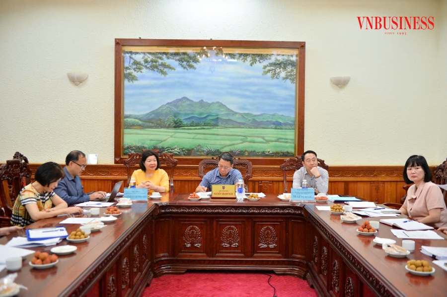 Chủ tịch Liên minh HTX Việt Nam Cao Xuân Thu Vân tại buổi làm việc với Thứ trưởng Bộ Tư Pháp Nguyễn Thanh Ngọc &lpar;ngồi giữa&rpar;.