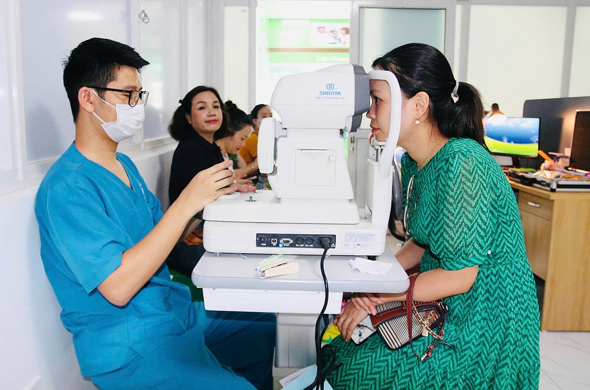 Qua năm đầu khám mắt cho các nhà báo, Bệnh viện Mắt Hải Phòng ghi nhận hơn 70% trong số đến khám đều có bệnh lý về mắt.