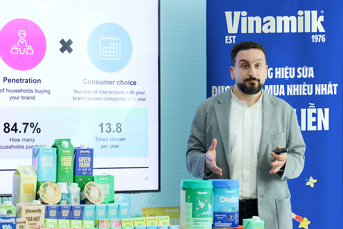 Ông Peter Christou - Tổng giám đốc Kantar Vietnam, Worldpanel Division - chia sẻ về kết quả của báo cáo Dấu chân thương hiệu &lpar;Ảnh: Nguyên Phương&rpar;.