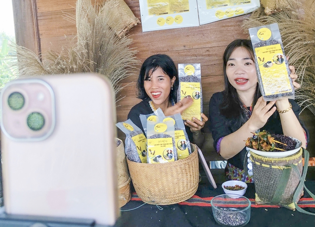 Sản phẩm gạo nếp tím than của đồng bào Pa Kô ở xã Tà Long được livestream bán hàng thu hút nhiều người mua trên mạng xã hội.