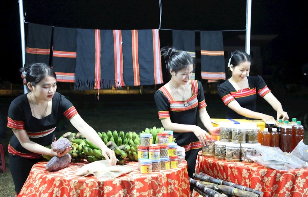 Các phụ nữ dân tộc thiểu số ở Nam Giang đang dần thay đổi nếp nghĩ cách làm để đưa sản vật của địa phương vươn xa.