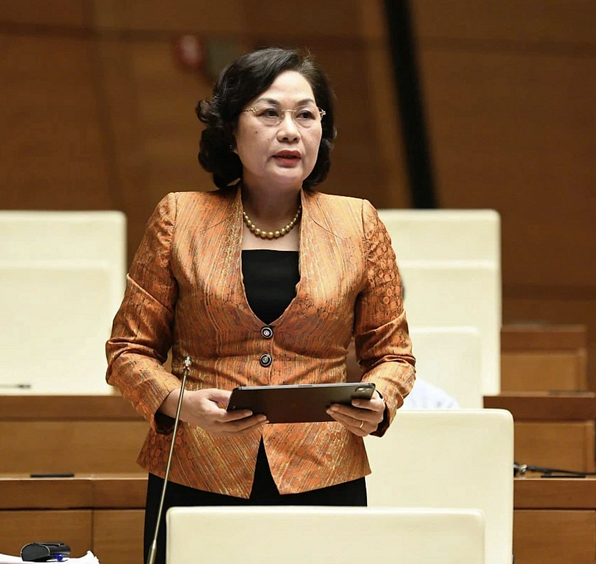 Thống đốc Nguyễn Thị Hồng tại phiên chất vấn