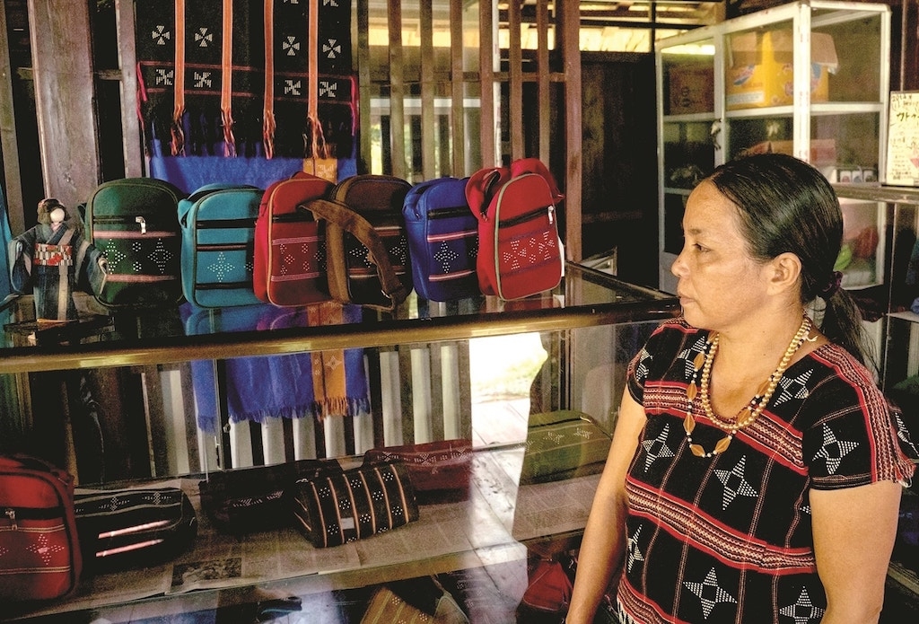 HTX dệt thổ cẩm Cơ Tu ZaRa đang tạo ra sự thay đổi về tư duy sản xuất hàng hóa cho đồng bào thiểu số tại địa phương đối với nghề truyền thống dệt thổ cẩm.