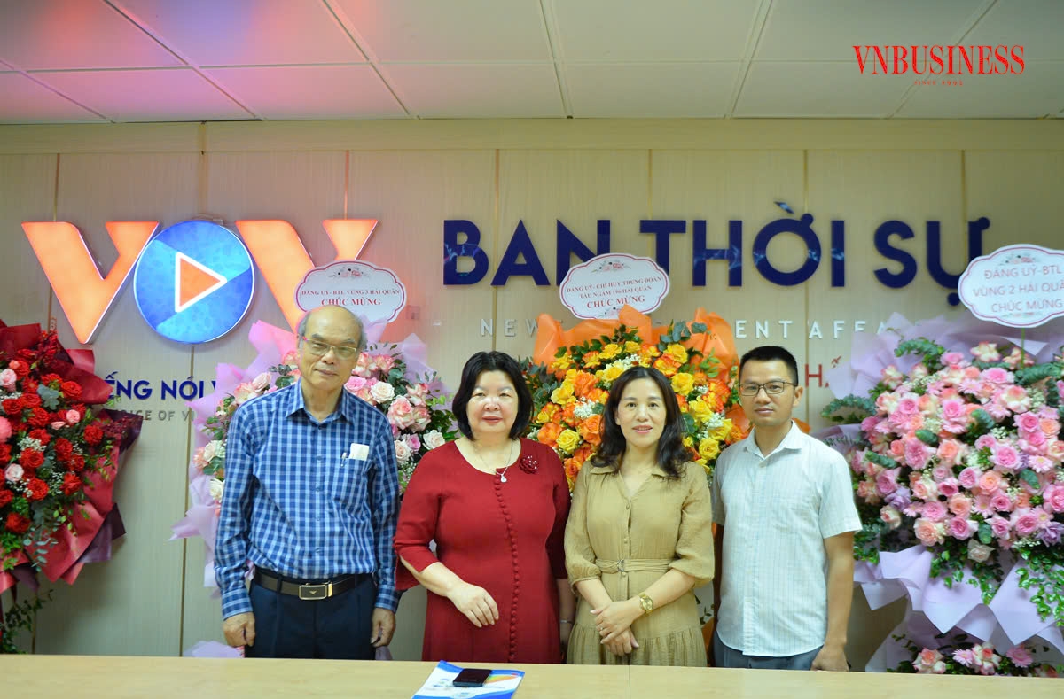 Các chuyên gia tham dự tọa đàm chụp ảnh lưu niệm.