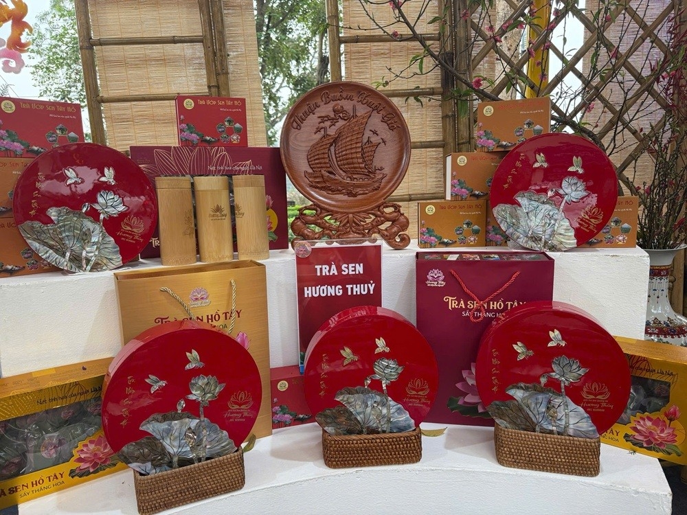 Chị Trần Thị Thủy đã nối nghiệp tổ tiên để lại và tham gia phát triển nghề truyền thống ướp chè sen.