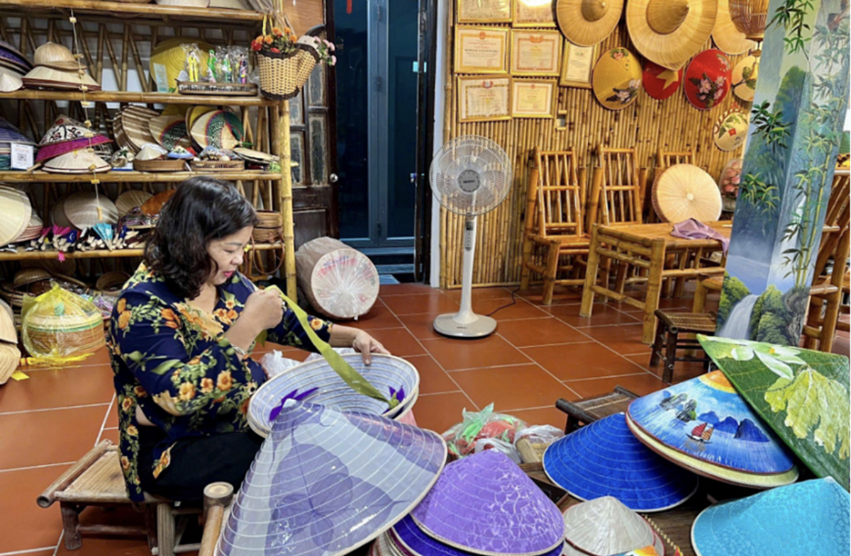 Nghệ nhân Tạ Thu Hương đã phát triển sản phẩm nón lá làng Chuông