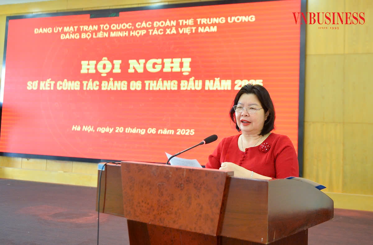 Bí thư Đảng ủy, Chủ tịch Liên minh HTX Việt Nam Cao Xuân Thu Vân phát biểu tại hội nghị.