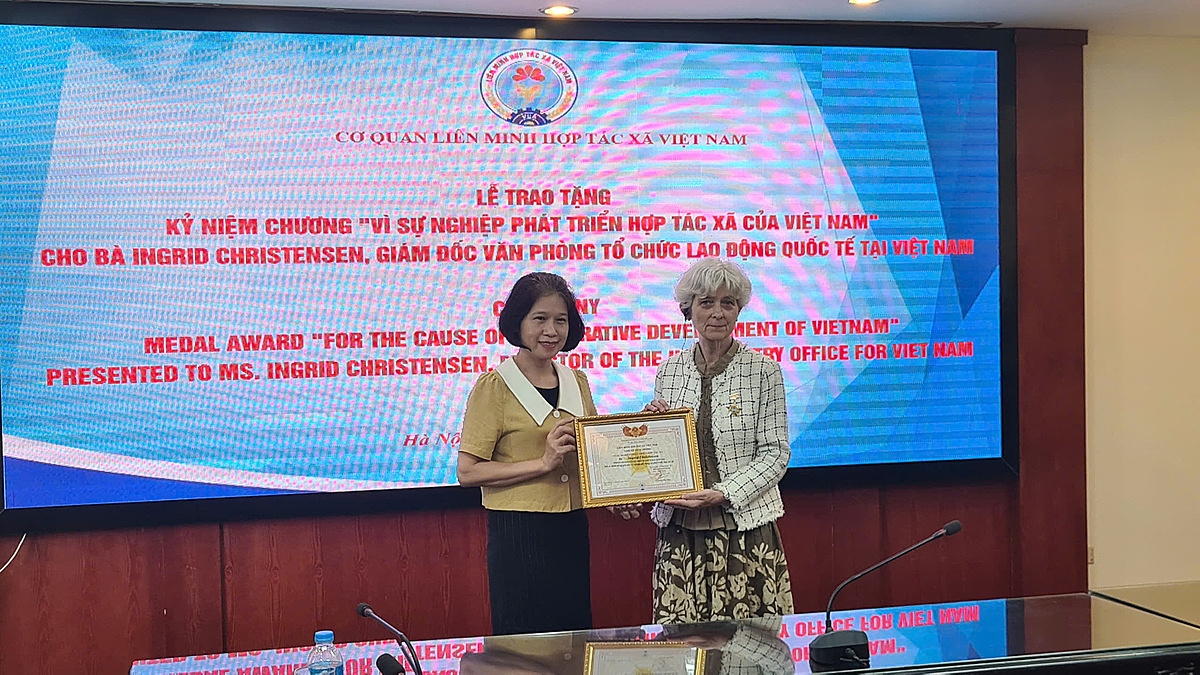Phó Chủ tịch Liên minh HTX Việt Nam Nguyễn Hoài Linh trao kỷ niệm chương, bằng khen cho bà Ingrid Christensen, Giám đốc Tổ chức Lao động Quốc tế &lpar;ILO&rpar; tại Việt Nam.