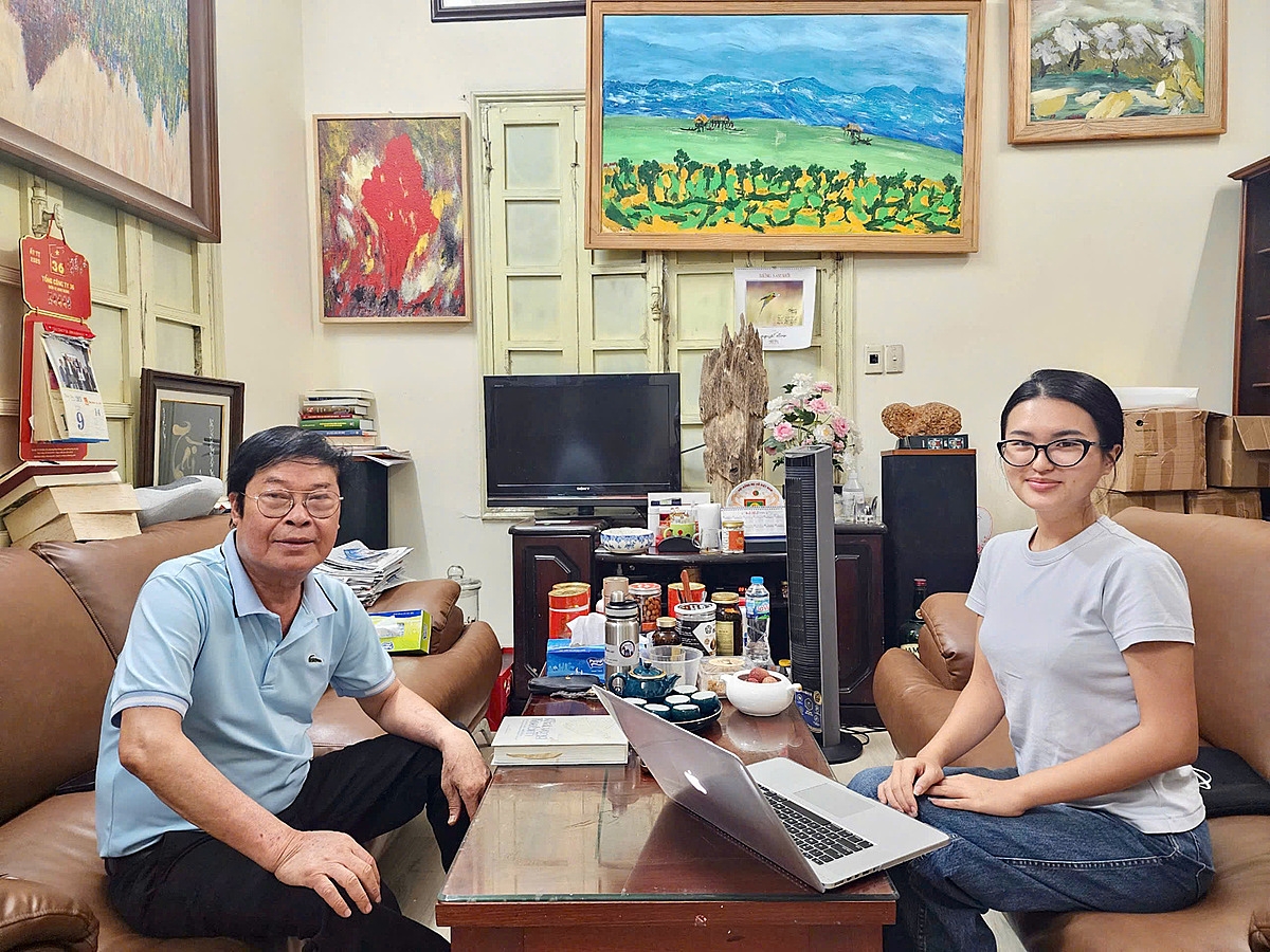 Nhà báo Hữu Ước và phóng viên trẻ Vũ Hương, Tạp chí Kinh doanh tại cuộc phỏng vấn.