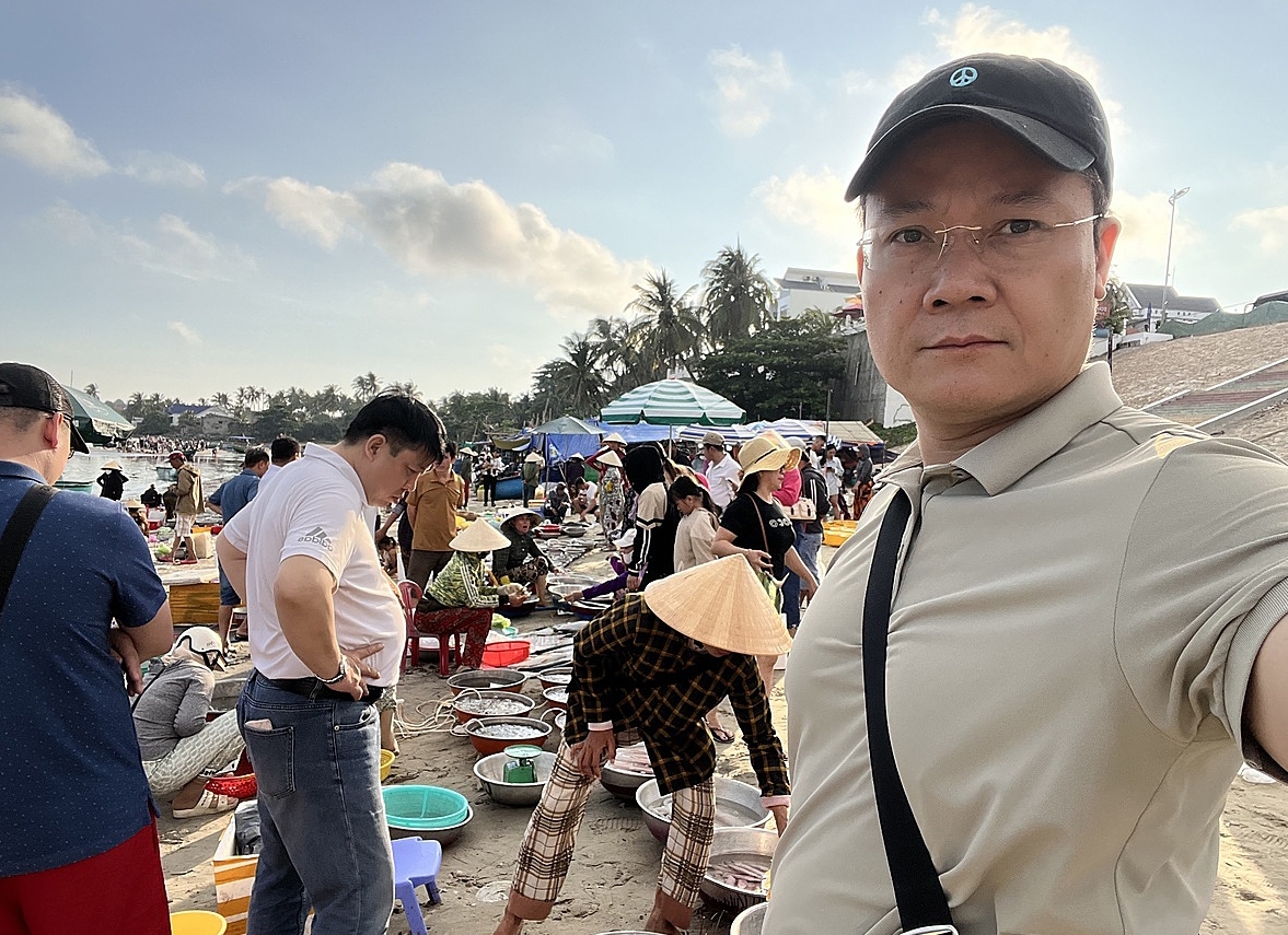 Nhà báo Nguyễn Tuấn Anh, Tạp chí Kinh doanh trong một chuyến đi thực tế tại chợ cá ven biển ở làng chài Mũi Né &lpar;Bình Thuận&rpar;.