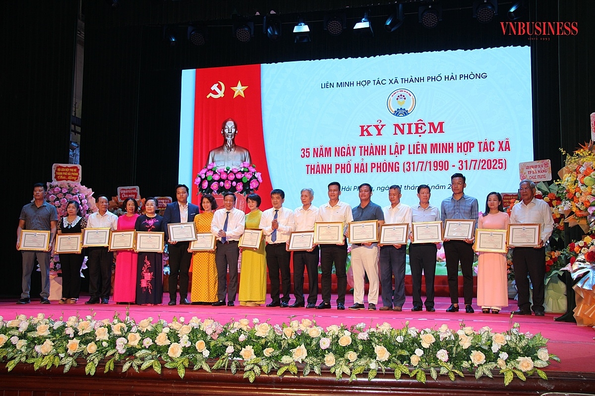 Tại buổi lễ, 16 đơn vị thành viên tiêu biểu được nhận Giấy khen của Chủ tịch Liên minh HTX thành phố Hải Phòng.