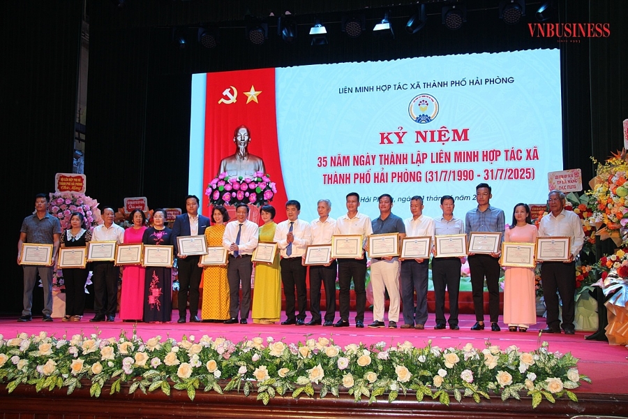 Tại buổi lễ, 16 đơn vị thành viên tiêu biểu được nhận Giấy khen của Chủ tịch Liên minh HTX thành phố Hải Phòng.