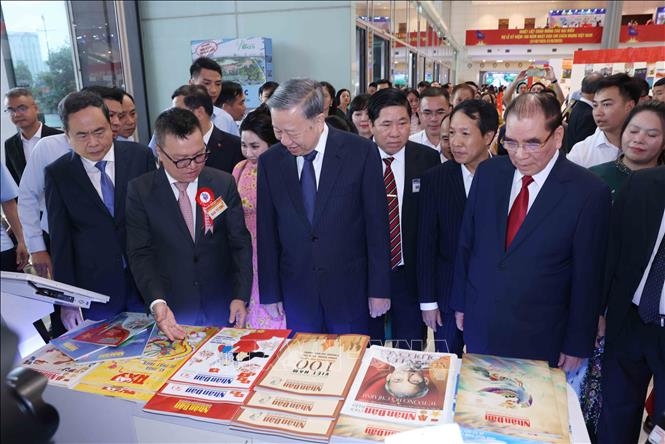 Tổng Bí thư Tô Lâm và các đồng chí lãnh đạo tham quan gian trưng bày báo Nhân Dân. Ảnh: TTXVN
