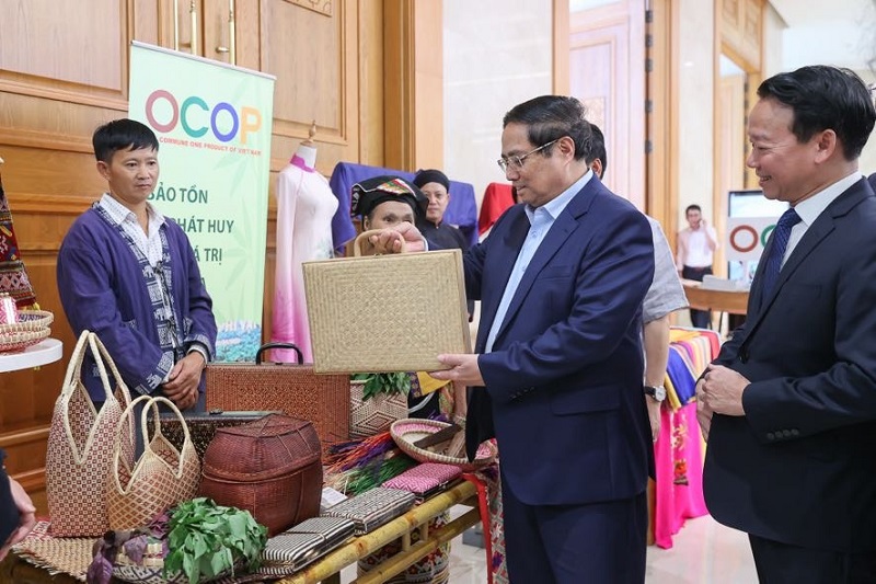 Thủ tướng Phạm Minh Chính thăm một gian trưng bày sản phẩm OCOP.