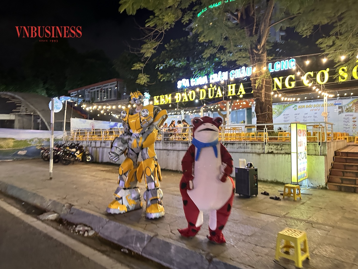 Phố đêm tại Bãi Cháy, Hạ Long, Quảng Ninh.