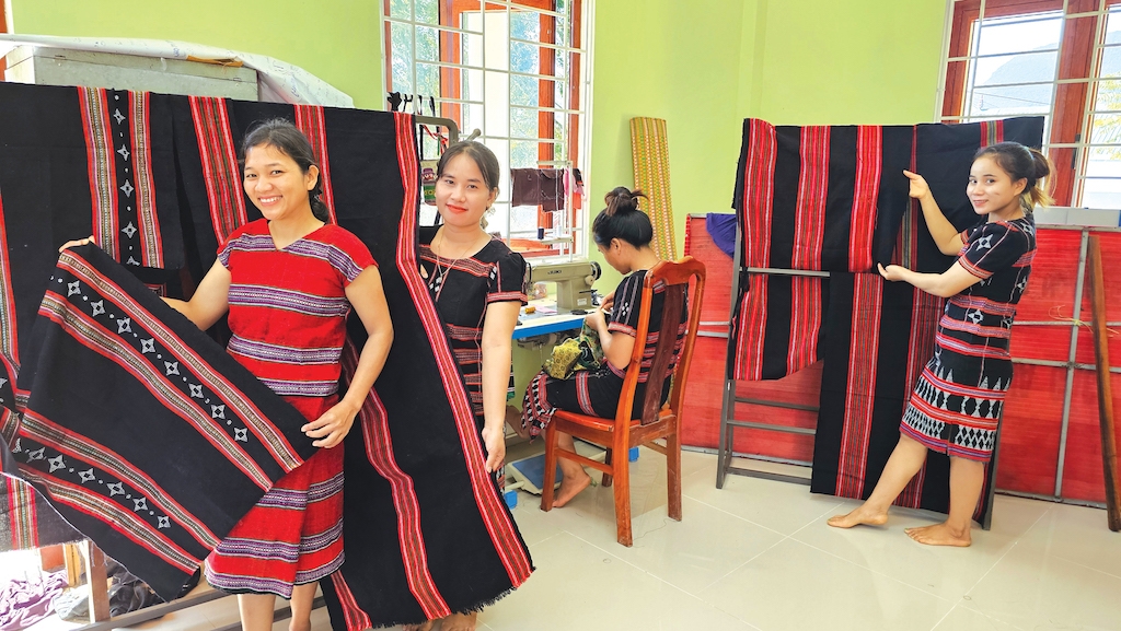 Tổ hợp tác Dệt thổ cẩm A Bung tạo công ăn việc làm cho chị em phụ nữ Pa Kô, Vân Kiều ở địa phương.