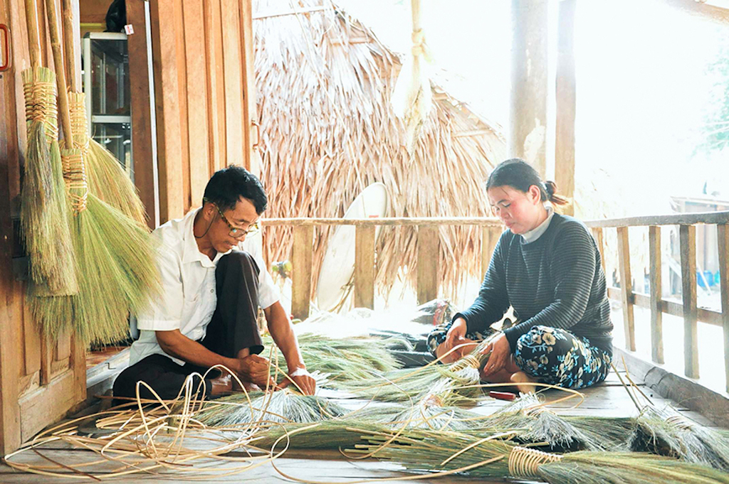 Tổ sản xuất chổi đót của người khuyết tật là đồng bào Vân Kiều ở thôn Ku Pua &lpar;xã Đakrông&rpar; giúp các thành viên tìm hướng đi mới cho cuộc đời của mình.