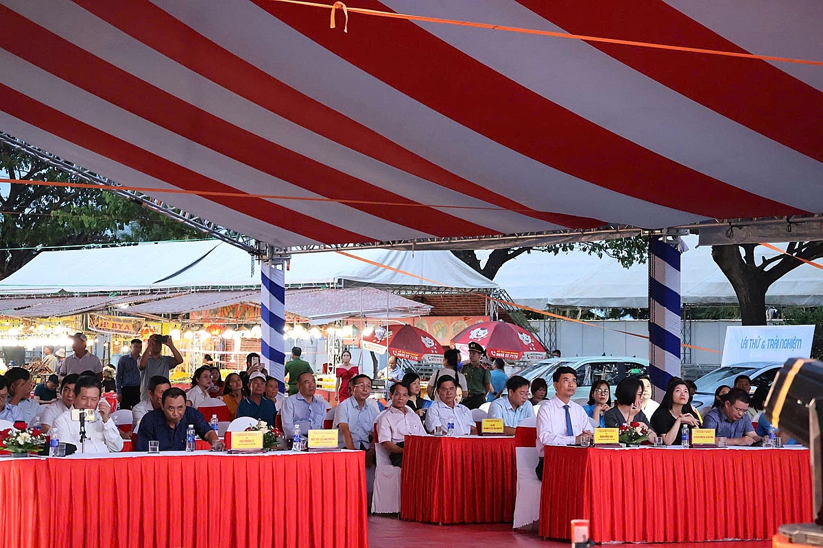 Các đại biểu tham dự lễ khai mạc hội chợ.