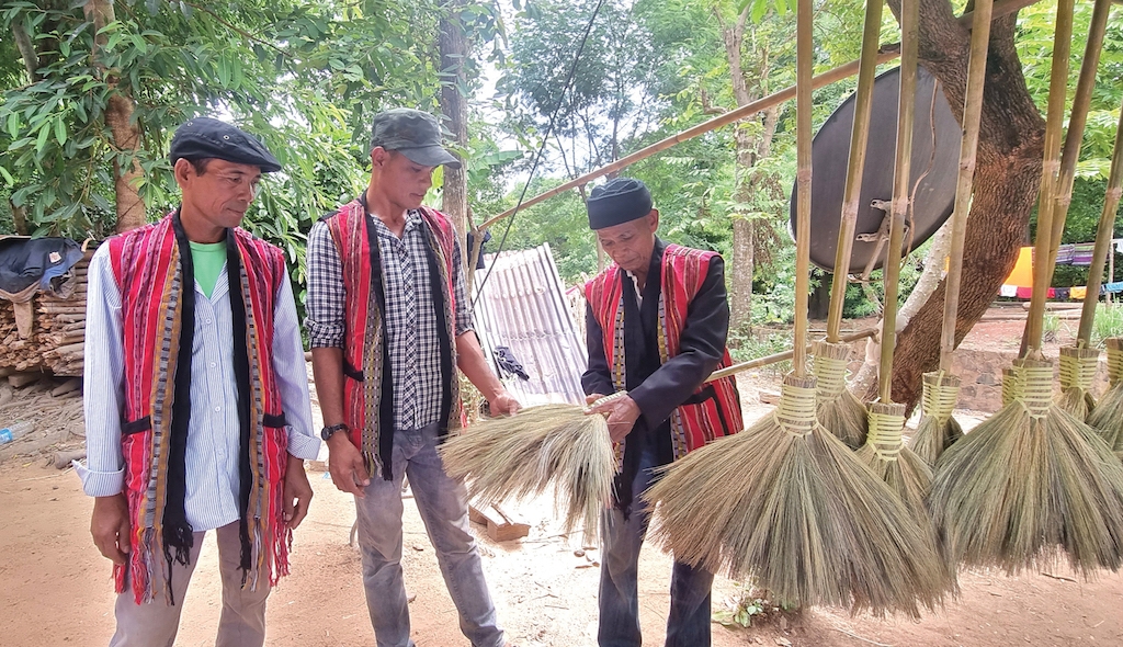 Việc khôi phục nghề chổi đót đã giúp cải thiện mưu sinh cho đồng bào Vân Kiều, Pa Kô ở Đakrông.