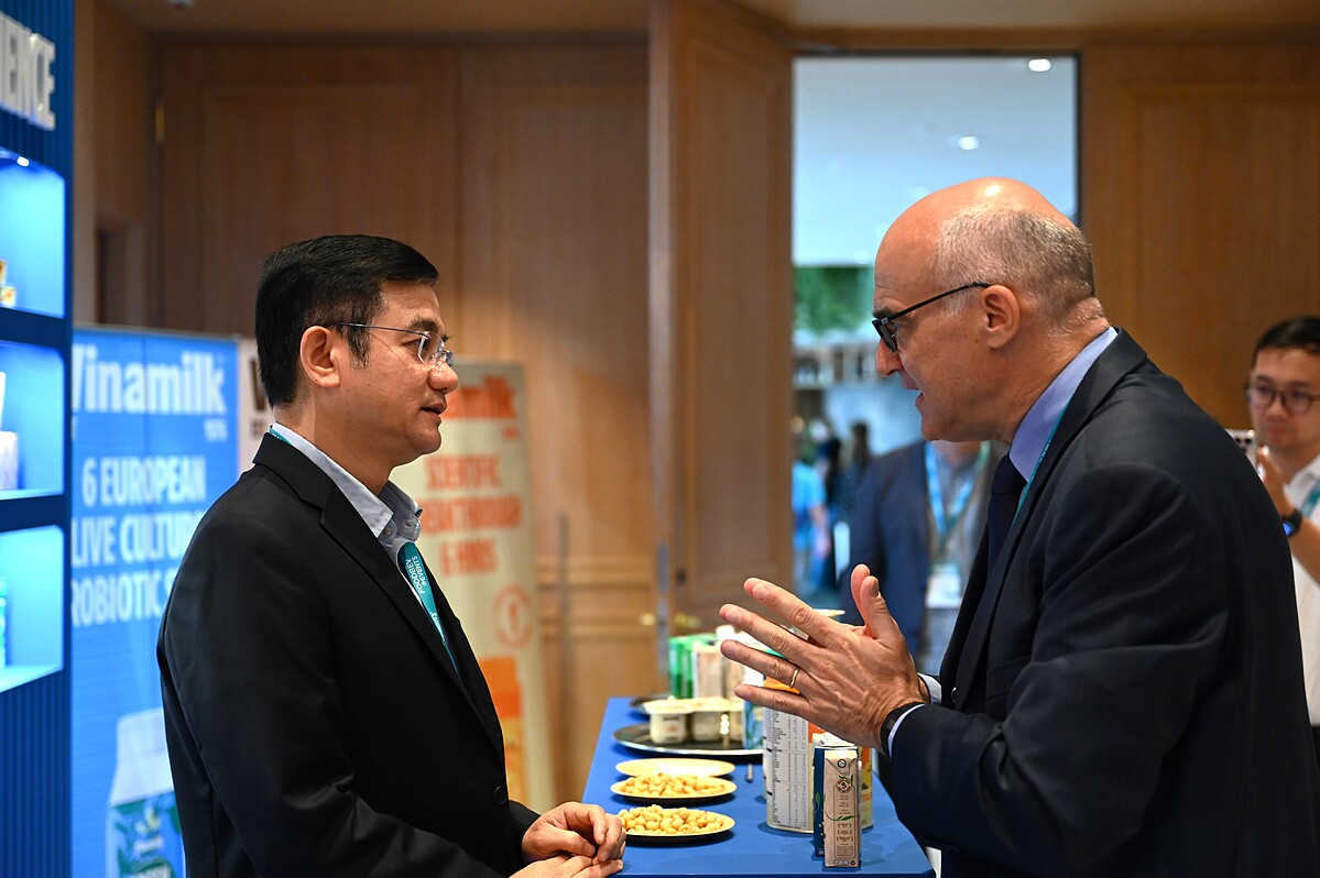 Nhiều đại biểu tham dự bày tỏ sự ấn tượng với tính sáng tạo, đổi mới của Vinamilk trong việc phát triển sản phẩm &lpar;Ảnh: An Minh&rpar;.