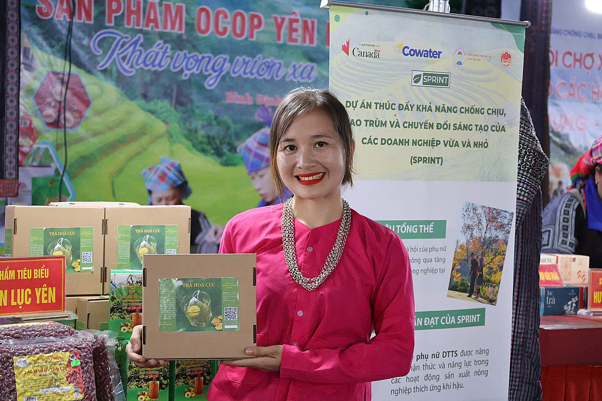 Sản phẩm tiêu biểu của các HTX ở huyện Lục Yên &lpar;Yên Bái&rpar; tham gia hội chợ.