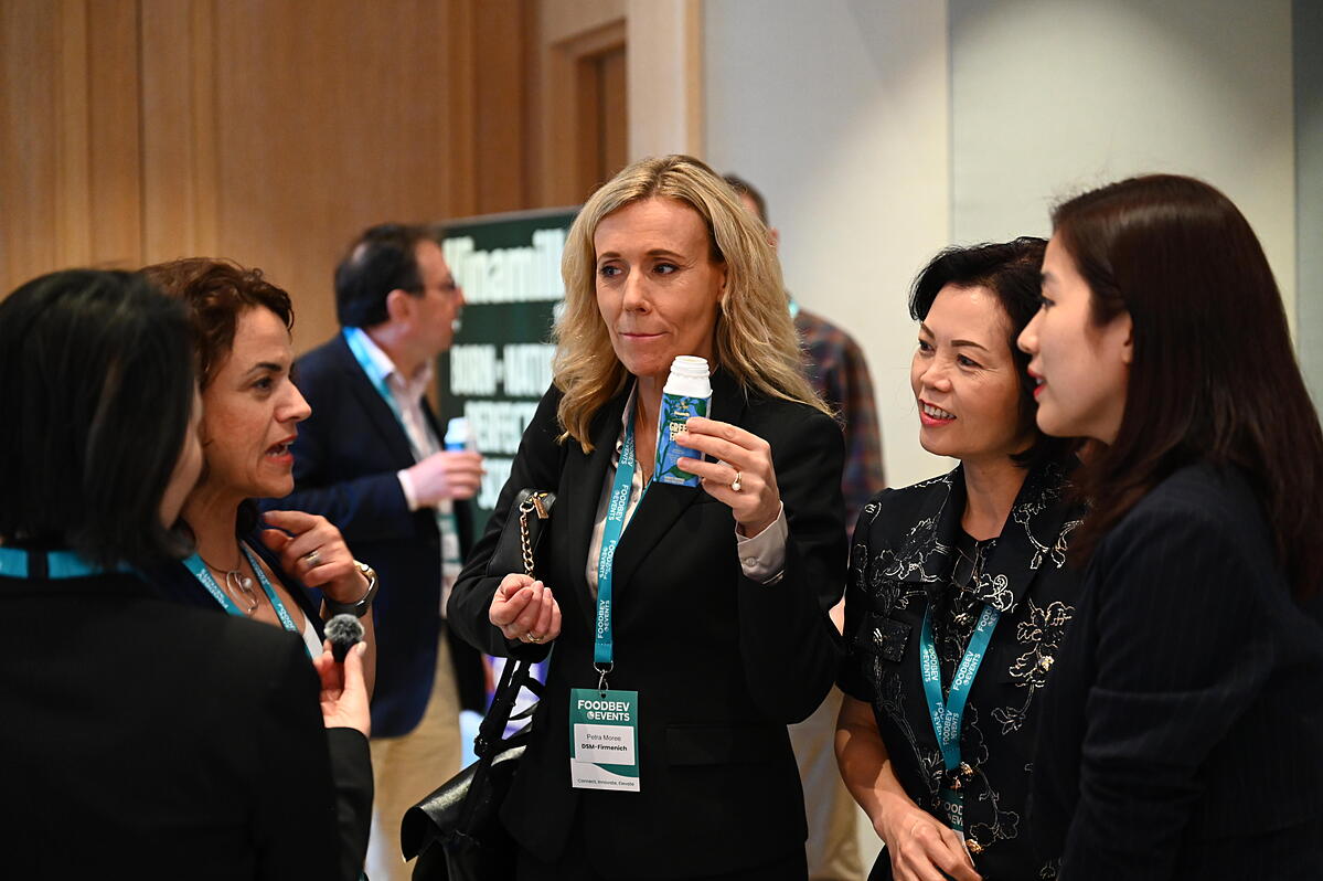 Vinamilk nhận được nhiều sự quan tâm về các sản phẩm mới mang đến hội nghị năm nay &lpar;Ảnh: An Minh&rpar;.